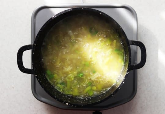 مراحل تهیه سوپ سیب زمینی و تره فرنگی