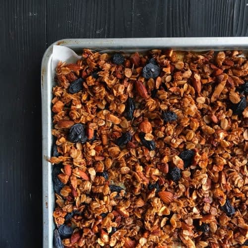 almond and raisin granola