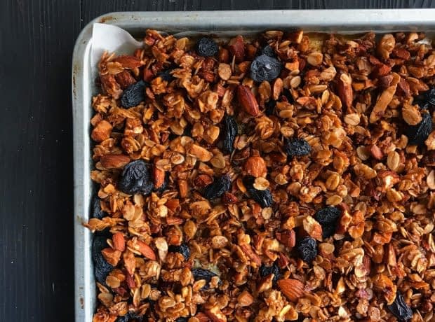 طرز تهیه گرانولا بادام و کشمش مرحله به مرحله almond and raisin granola