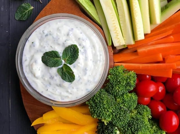 طرز تهیه دیپ رژیمی و سبزیجات مرحله به مرحله cheese dip with vegetable