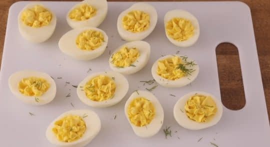 زرده ها را ماسوره بزنید داخل سفیده ها
