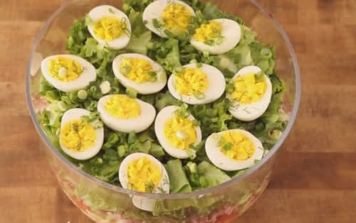گذاشتن تخم مرغ ها روی کاهو ها