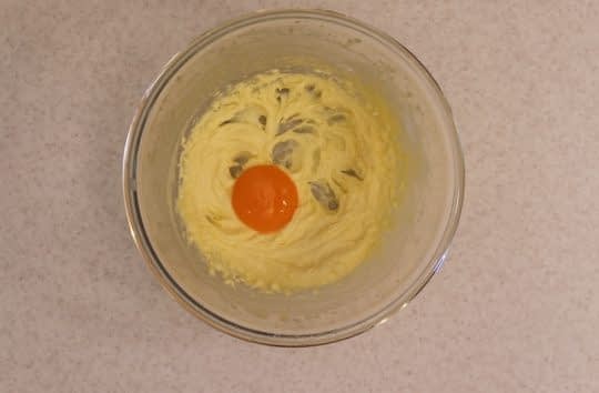 اضافه کردن زرده تخم مرغ