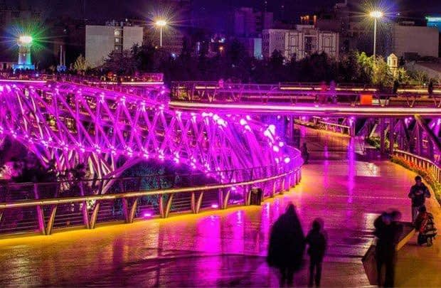 شبگردی، رستورانگردی و کافهگردی در شبهای تابستان در تهران پل طبیعت
