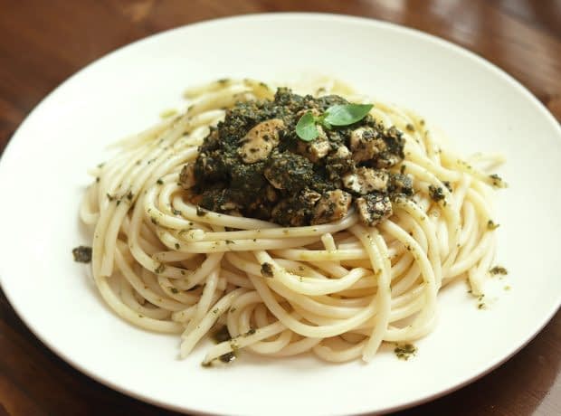 پاستا پستو با تکه های مرغ سریع و خوشمزه pesto pasta