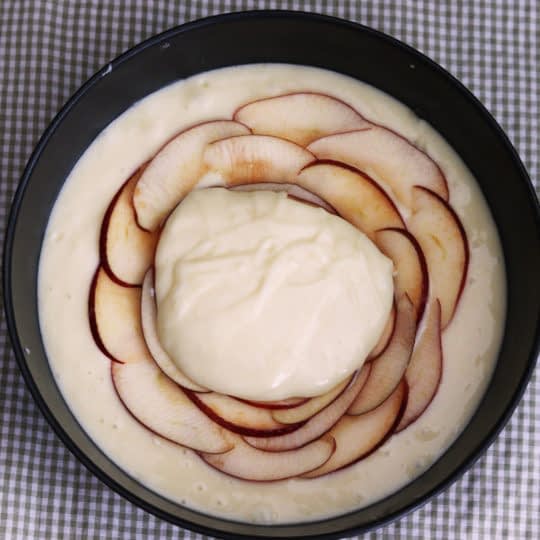 چیدن سیب وسط کیک